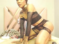 Je suis une trans très sexy. Ma grosse bite t