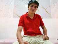 Soy un chico carismático, sensual y muy atento. Me gusta crear una conexión real, hacerte sentir cómodo y deseado desde el primer minuto. Aquí encontrarás buena energía, conversación picante y momentos intensos llenos de placer y complicidad. Si buscas algo auténtico y excitante, este es tu lugar.