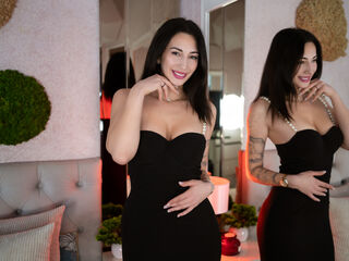 naughty camgirl fingering shaved pussy KylieMaddox