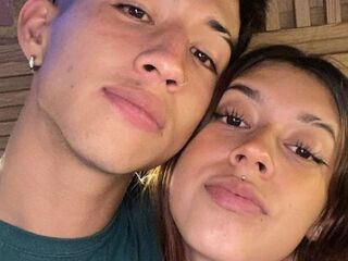 camcouple playing with vibrator MikeAndEva