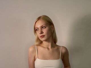 masturbating camgirl AishaNaeher