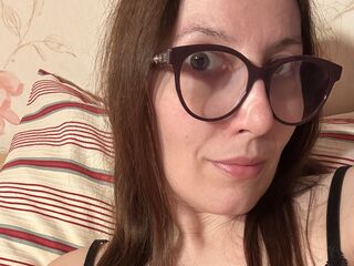 hot cam girl fingering shaved pussy AlanyssLyon