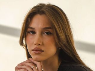 cam girl playing with dildo AmelinaBrauberg