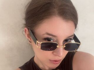 naked camgirl fingering pussy HeleneBrutger