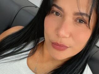 hot cam girl fingering shaved pussy HillaryRouss