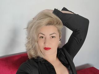 camslut showing tits IsabelIsa