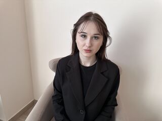 naughty cam girl fingering shaved pussy JulietVeis