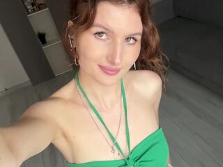 camwhore fingering shaved pussy KarmenZeinert