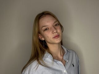 cam girl playing with dildo KeshaCornett