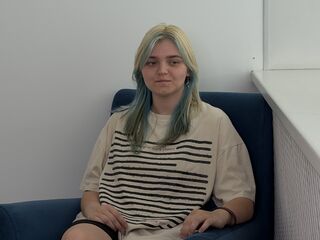 topless webcam girl LauriMagnie
