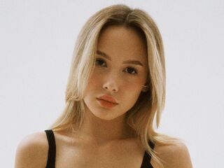 hot cam girl fingering shaved pussy LeticiaTso