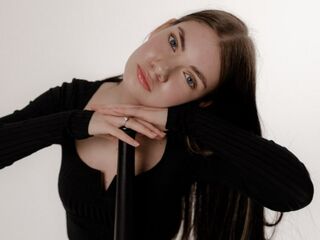 topless webcamgirl LucienneTitlow