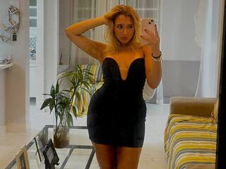 camgirl fingering shaved pussy LunaVeller