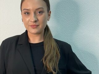 girl showing tits LyndaEstle