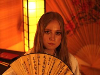 naughty cam girl fingering pussy MandiKressierer