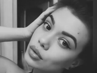 nude cam girl pic MarciaMoor