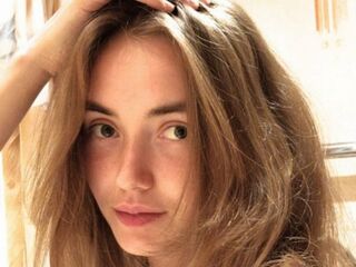 naked camgirl masturbating MargotMcerlean