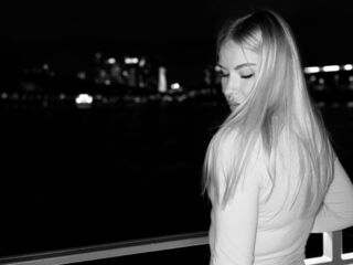 camgirl playing with sextoy MariBrandel