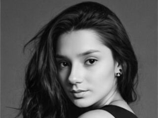 cam girl playing with vibrator MaybelleMenjes