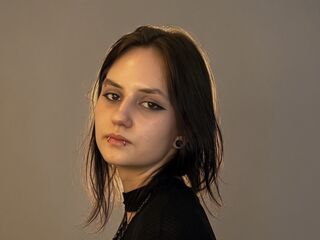 masturbating camgirl OmaMckeithen