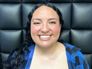 naked camgirl masturbating with dildo Skyblack